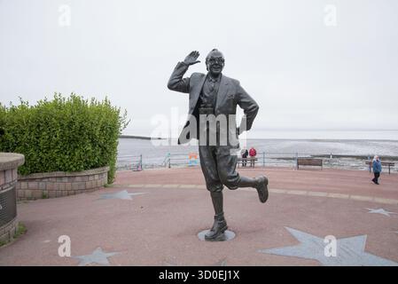 Statua di Eric Morecambe sulla Morecambe Promenade, Morecambe, Lancashire Foto Stock