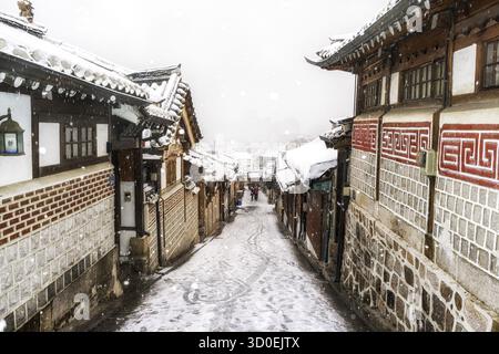 Il famoso vicolo nel villaggio di bukchon hanok, preso durante una tempesta di neve. Seoul, Corea del Sud Foto Stock