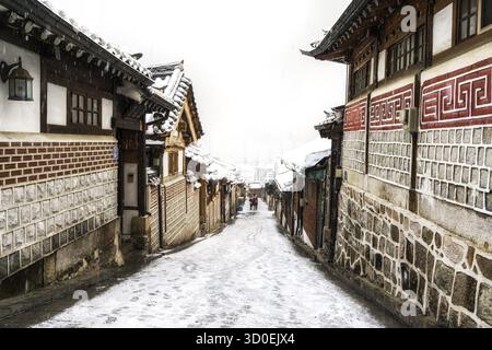 Il famoso vicolo nel villaggio di bukchon hanok, preso durante una tempesta di neve. Seoul, Corea del Sud Foto Stock