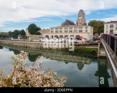 Vista della città di Sainte, del fiume Charente, dell'edificio del mercato di St-Pierre e della cattedrale sullo sfondo, di Charentes-Maritime, Aquitania, Fran Foto Stock