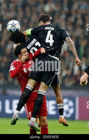 Francoforte sul meno, Ger. 22 ottobre 2025. V. l. Curtis Jones (Liverpool FC, 17), Nathaniel Brown (Eintracht Frankfurt, 21) und Robin Koch (Eintracht Frankfurt, 4), 22.10.2025, Fussball, UEFA Champions League, Eintracht Frankfurt - Liverpool FC, GER, Francoforte sul meno, Deutsche Bank Park. Foto Credit: HMB Media/Alamy Live News Foto Stock