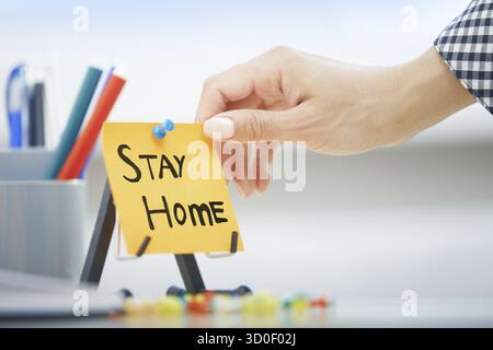 Nota adesiva per il supporto delle mani con Stay Home Order Foto Stock