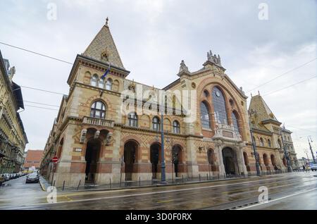 BUDAPEST, Ungheria - 21 febbraio 2016: facciata del grande mercato coperto di Budapest, Ungheria. È il più grande mercato coperto di Budapest. Essa è stata la progettazione Foto Stock
