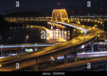 Ponte Banghwa con superstrade sul fiume han prese di notte. Vista esposizione lunga. Seoul, Corea del Sud Foto Stock
