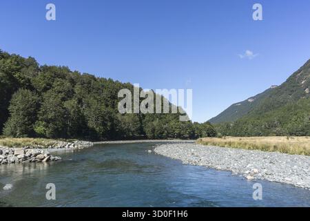 Mackay creek si trova sulla strada per milford, con vista estiva e il torrente che scorre attraverso le montagne Foto Stock
