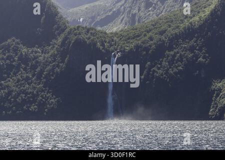 Suono di Milford preso dalla nave da crociera. Varie cascate lungo la valle. Scattata in nuova Zelanda durante l'estate Foto Stock
