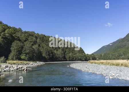 Mackay creek si trova sulla strada per milford, con vista estiva e il torrente che scorre attraverso le montagne Foto Stock