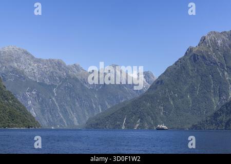 Suono di Milford preso dalla nave da crociera. Varie cascate lungo la valle. Scattata in nuova Zelanda durante l'estate Foto Stock