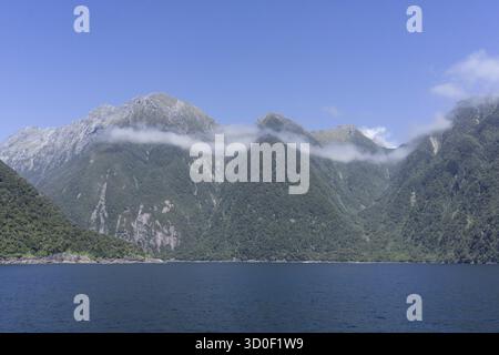 Suono di Milford preso dalla nave da crociera. Varie cascate lungo la valle. Scattata in nuova Zelanda durante l'estate Foto Stock
