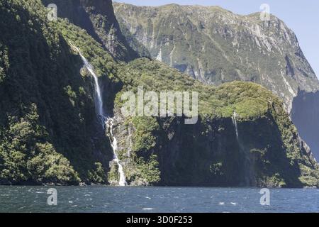 Suono di Milford preso dalla nave da crociera. Varie cascate lungo la valle. Scattata in nuova Zelanda durante l'estate Foto Stock