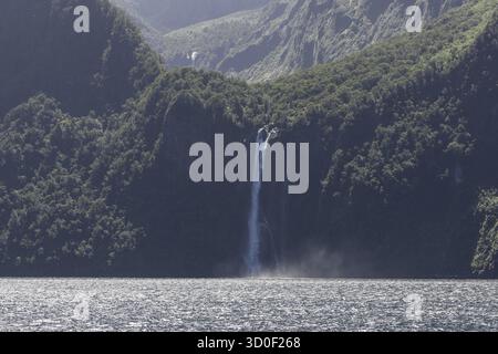 Suono di Milford preso dalla nave da crociera. Varie cascate lungo la valle. Scattata in nuova Zelanda durante l'estate Foto Stock