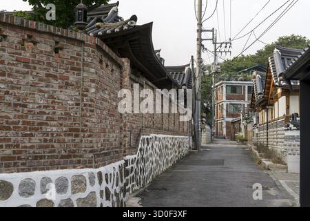 Via del vicolo Wonseo Dong con la casa di Baek hong Beom nascosta dietro un muro di mattoni rossi. Preso a Seul, Corea del Sud, seul, Corea del Sud Foto Stock