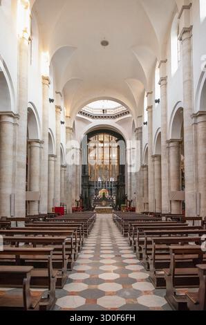 TORINO, ITALIA - 11 NOVEMBRE 2024: Veduta interna del Duomo di Torino con pavimento in marmo e pali in legno, con altare e abside Foto Stock