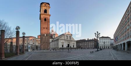 TORINO, ITALIA - 11 NOVEMBRE 2024: Cattedrale di Torino, il suo campanile che si illumina al tramonto in Piazza San Giovanni, Torino, Italia Foto Stock