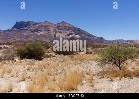 Vista del monte Hohenstein, Hohenstein Lodge, sul bordo occidentale dei monti Erongo, a nord di Usakos, Damaraland, regione di Erongo, Namibia Foto Stock