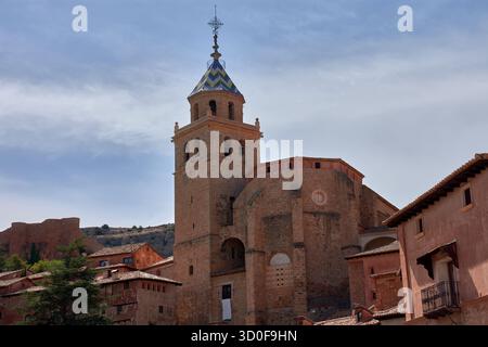 La vista della città di Albarracin rivela un complesso storico e artistico unico, dove le case di architettura tradizionale sono densamente raggruppate Foto Stock
