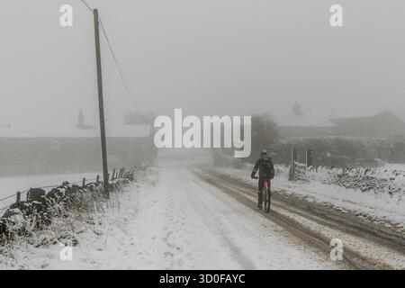 La neve copre le strade, Yorkshire UK Foto Stock