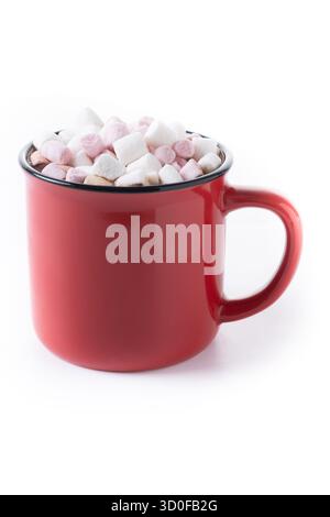 Bevanda a base di cioccolata calda con marshmallow in tazza rossa isolata su sfondo bianco Foto Stock