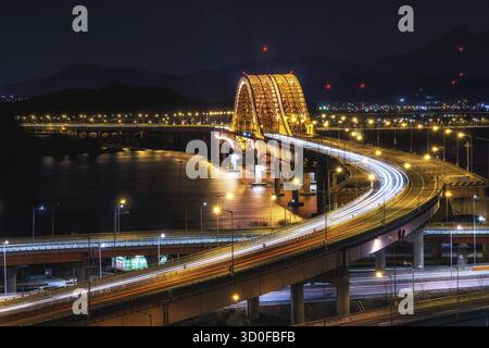 Ponte Banghwa con superstrade sul fiume han prese di notte. Vista esposizione lunga. Seoul, Corea del Sud Foto Stock