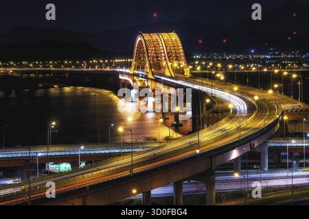 Ponte Banghwa con superstrade sul fiume han prese di notte. Vista esposizione lunga. Seoul, Corea del Sud Foto Stock