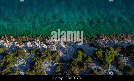 Costa naturale con acque turchesi trasparenti Foto Stock