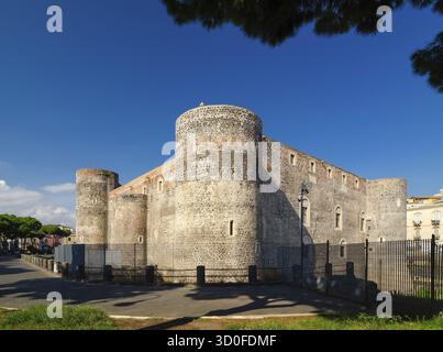 Il Castello Ursino o Castello dell'Orso, noto anche come Castello Svevo di Catania, è un castello situato a Catania, in Sicilia, nell'Italia meridionale. Fu costruito nel XIII secolo Foto Stock