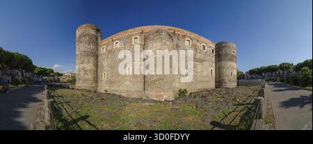 Il Castello Ursino o Castello dell'Orso, noto anche come Castello Svevo di Catania, è un castello situato a Catania, in Sicilia, nell'Italia meridionale. Fu costruito nel XIII secolo Foto Stock