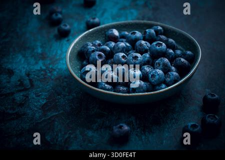 Ciotola di mirtilli biologici e freschi sul tavolo da cucina Foto Stock