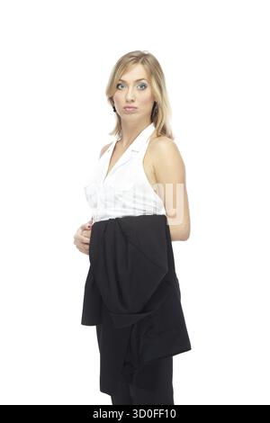 Donna bionda in abbigliamento formale sorge su uno sfondo bianco Foto Stock
