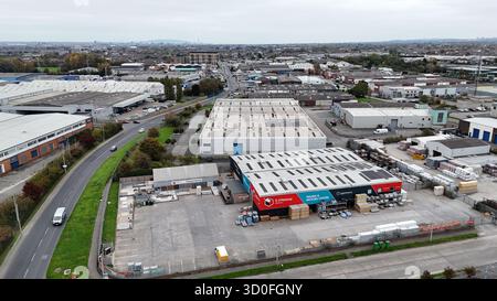 Dublino, Irlanda - 11 ottobre 2025 - immagine aerea di un TJ o'Mahony Paving and Decorating Centre a Ballymount nella parte sud di Dublino in un pomeriggio coperto Foto Stock