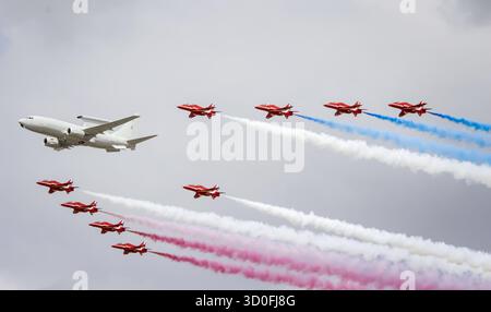 Frecce rosse della RAF che volano in formazione con un Boeing e-7 Wedgetail. Foto Stock