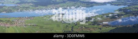 Panorama da Tegelberg, 1881 m, su Schwangau, Waltenhofen, Hopfensee, Forggensee e Bannwaldsee, Ostallgaeu, Baviera, Germania Foto Stock