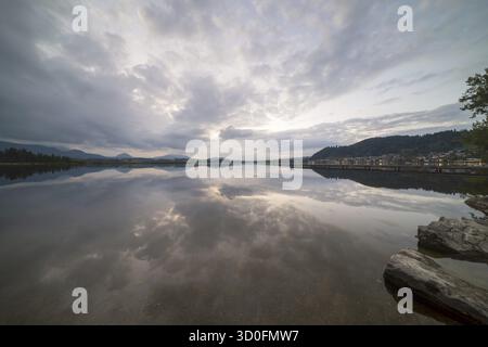 Dopo il tramonto, Hopfensee, Hopfen am SEE, vicino a Fuessen, Ostallgaeu, Allgaeu, Baviera, Germania Foto Stock