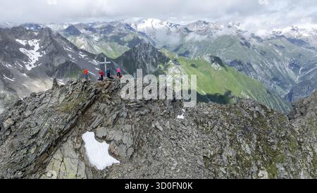 Escursionisti in cima, vista aerea, cima Lasoerling, gruppo Lasoerling, Hohe Tauern, Tirolo Orientale, Austria Foto Stock
