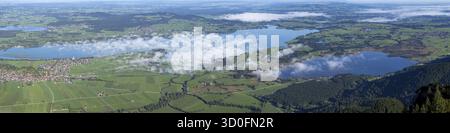 Panorama da Tegelberg, 1881 m, su Schwangau, Waltenhofen, Hopfensee, Forggensee e Bannwaldsee, Ostallgaeu, Baviera, Germania Foto Stock