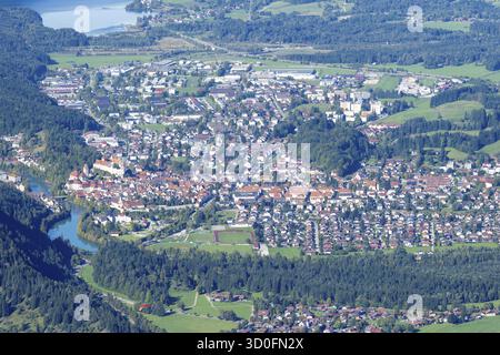 Panorama da Tegelberg, 1881 m, su Fuessen con il centro storico, il Lech e dietro di esso il Weissensee, Ostallgaeu, Allgaeu, Baviera, Germania Foto Stock