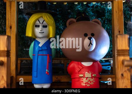 Due personaggi dei cartoni animati in tradizionale abbigliamento coreano a Seoul, Corea del Sud, il 29 gennaio 2024 Foto Stock