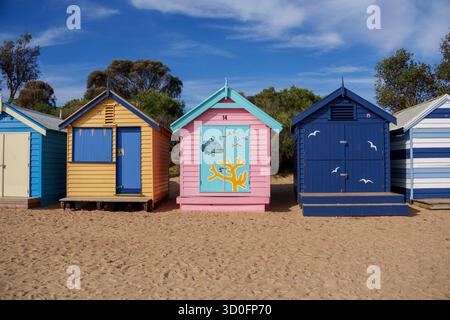 St Kilda Melbourne, Victoria Australia - 23 marzo 2025: Una fila di colorate cabine da bagno di Brighton Beach in una giornata di sole, con tema marino dipinto Foto Stock