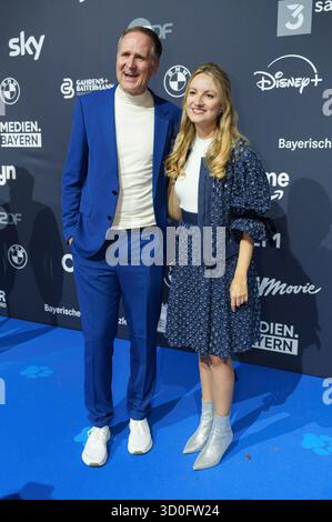 Thomas Sprekelsen und Vanessa Eichholz bei der Verleihung vom Blauer Panther - TV & streaming Award 2025 in der BMW Welt. München, 22.10.2025 *** Thomas Sprekelsen e Vanessa Eichholz alla presentazione del Blue Panther TV streaming Award 2025 presso BMW Welt Monaco, 22 10 2025 foto:Xn.xKolinzx/xFuturexImagex panther 5182 Foto Stock