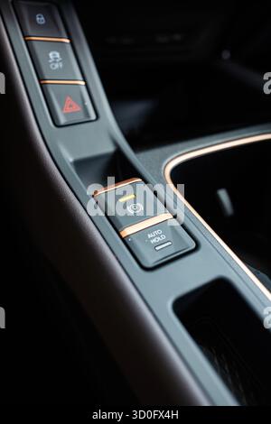 Nuovo pulsante del freno a mano push-pull elettrico sul cruscotto. Primo piano, nessuna gente Foto Stock