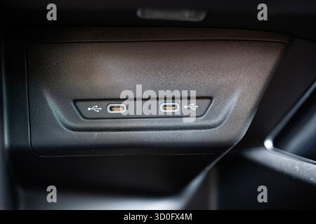 Due prese di carica USB di tipo C all'interno del cruscotto della nuova auto. Primo piano, niente gente Foto Stock
