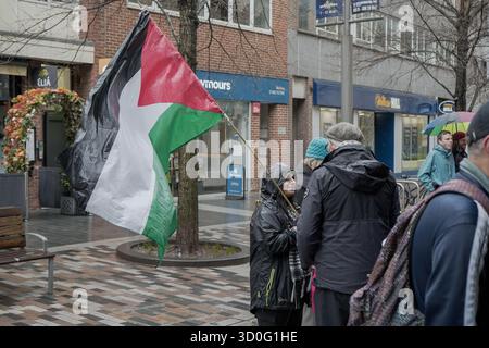 2 marzo 2024, Woking, Inghilterra: Evento di solidarietà "Run the Wall for Palestine” con Gaza, in concomitanza con la maratona palestinese, che si svolge solitamente lungo il muro di separazione nella Cisgiordania occupata, organizzato dalla campagna di solidarietà per la Palestina Foto Stock