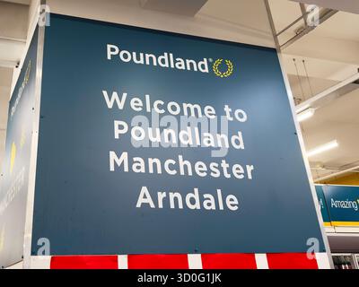 Manchester, Regno Unito - 26 settembre 2025: Cartello di benvenuto blu Poundland nel centro commerciale Manchester Arndale con testo in grassetto bianco. Foto Stock