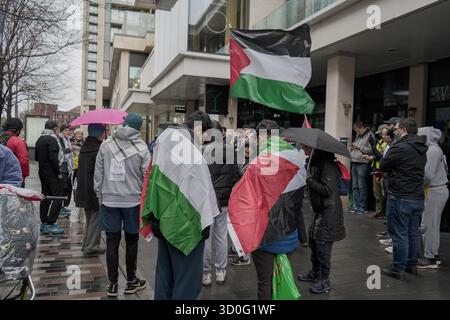 2 marzo 2024, Woking, Inghilterra: Evento di solidarietà "Run the Wall for Palestine” con Gaza, in concomitanza con la maratona palestinese, che si svolge solitamente lungo il muro di separazione nella Cisgiordania occupata, organizzato dalla campagna di solidarietà per la Palestina Foto Stock