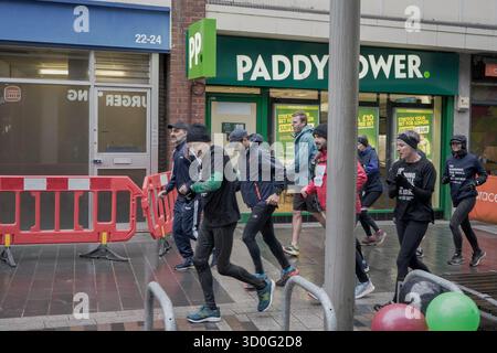 2 marzo 2024, Woking, Inghilterra: Evento di solidarietà "Run the Wall for Palestine” con Gaza, in concomitanza con la maratona palestinese, che si svolge solitamente lungo il muro di separazione nella Cisgiordania occupata, organizzato dalla campagna di solidarietà per la Palestina Foto Stock
