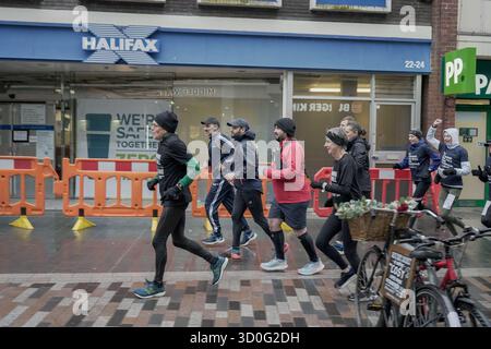 2 marzo 2024, Woking, Inghilterra: Evento di solidarietà "Run the Wall for Palestine” con Gaza, in concomitanza con la maratona palestinese, che si svolge solitamente lungo il muro di separazione nella Cisgiordania occupata, organizzato dalla campagna di solidarietà per la Palestina Foto Stock