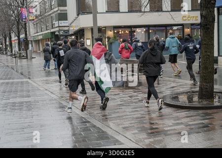 2 marzo 2024, Woking, Inghilterra: Evento di solidarietà "Run the Wall for Palestine” con Gaza, in concomitanza con la maratona palestinese, che si svolge solitamente lungo il muro di separazione nella Cisgiordania occupata, organizzato dalla campagna di solidarietà per la Palestina Foto Stock