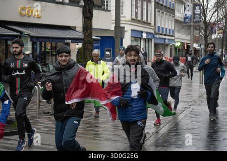 2 marzo 2024, Woking, Inghilterra: Evento di solidarietà "Run the Wall for Palestine” con Gaza, in concomitanza con la maratona palestinese, che si svolge solitamente lungo il muro di separazione nella Cisgiordania occupata, organizzato dalla campagna di solidarietà per la Palestina Foto Stock