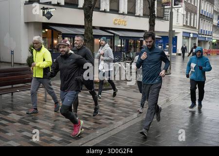 2 marzo 2024, Woking, Inghilterra: Evento di solidarietà "Run the Wall for Palestine” con Gaza, in concomitanza con la maratona palestinese, che si svolge solitamente lungo il muro di separazione nella Cisgiordania occupata, organizzato dalla campagna di solidarietà per la Palestina Foto Stock