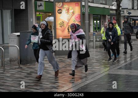 2 marzo 2024, Woking, Inghilterra: Evento di solidarietà "Run the Wall for Palestine” con Gaza, in concomitanza con la maratona palestinese, che si svolge solitamente lungo il muro di separazione nella Cisgiordania occupata, organizzato dalla campagna di solidarietà per la Palestina Foto Stock